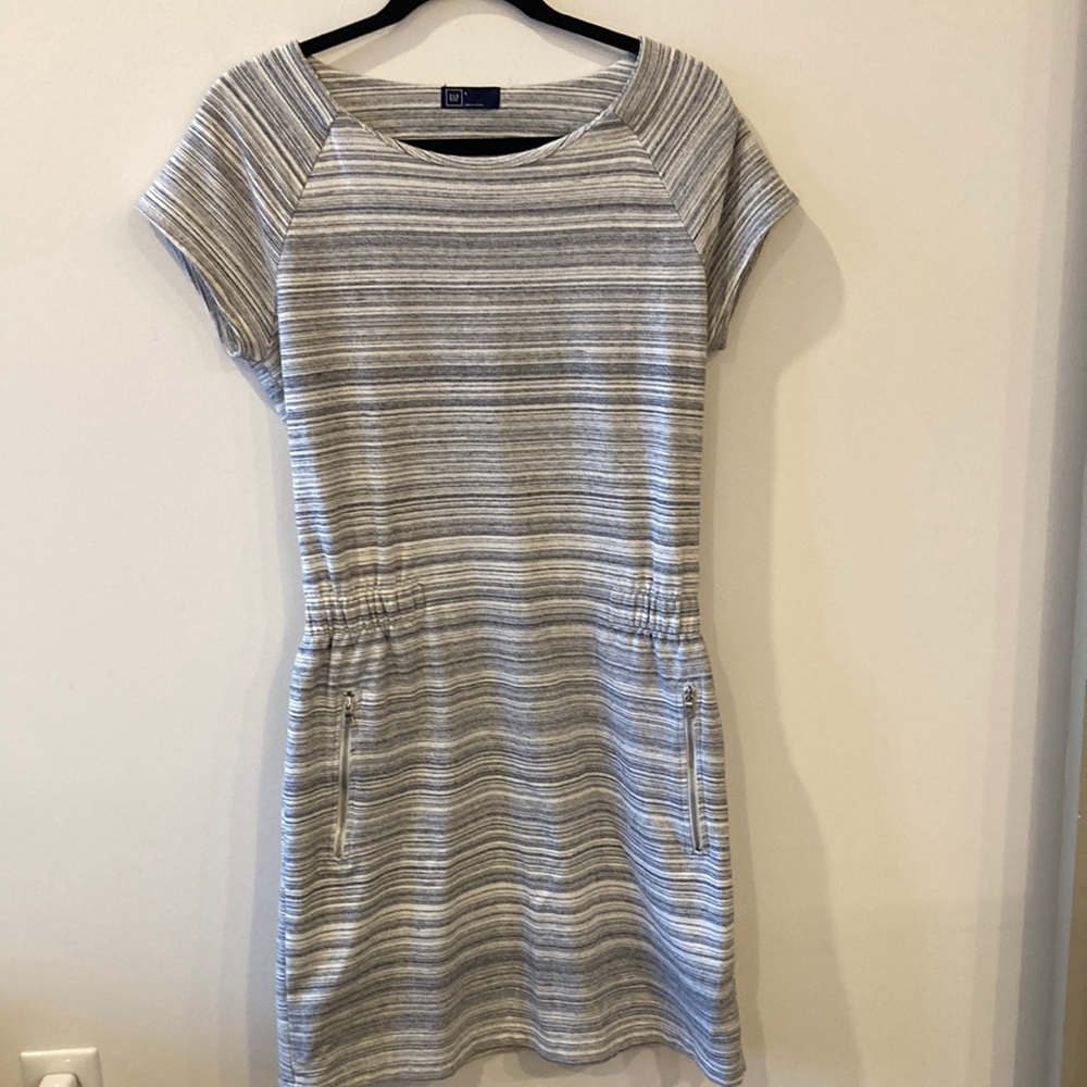 Gap cotton blend cinched short sleeve dress with zip up pockets